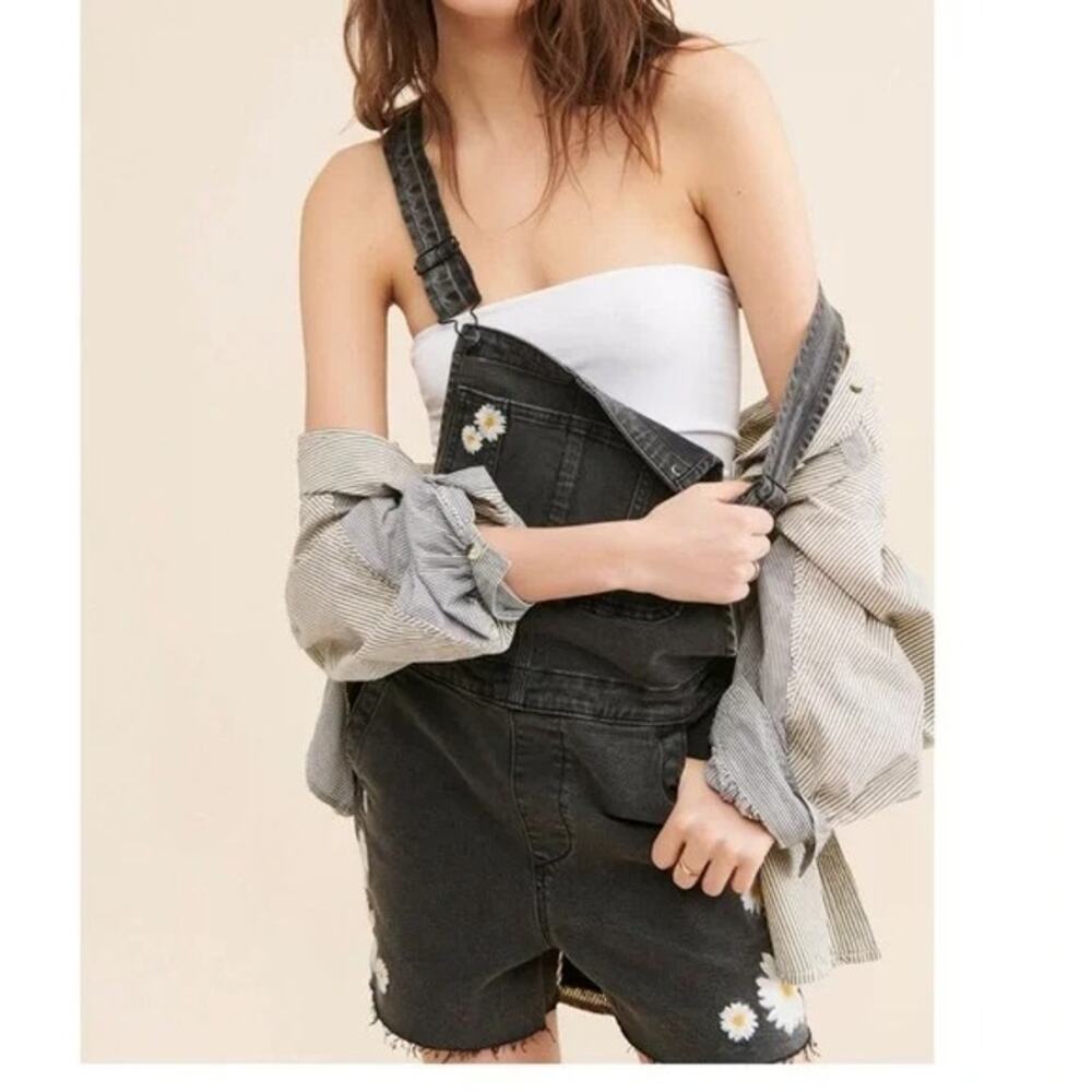 Driftwood Daisy Daydream Black Embroidered Short Overalls Size Medium